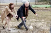 ARD/HEITER BIS TÖDLICH - FUCHS UND GANS, neue Krimiserie (16 Folgen), Folge 15 "Die Erbin", am Donnerstag (17.01.13) um 18.50 Uhr im Ersten.
Die Erbschleicher Bodo von Thörwald (Klaus Schindler, r.) und Katharina (Jutta Fastian, l.) auf der Jagd nach Huhn Charlotte.