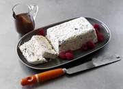 Meringue Gelato Mit Schokoladensauce:(Copyright SRF/BBC)