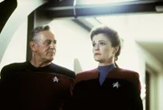 Kathryn Janeway (Kate Mulgrew) und Admiral Janeway bzw. Fremde Präsenz (Len Cariou).
