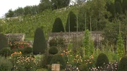 Blick in den Schlossgarten Wildegg in der Schweiz.