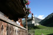 Im wuchtigen Schnalstal in Südtirol liegt der Oberniederhof. Das über 700 Jahre alte Gut wird von Familie Tappeiner bewirtschaftet.. FVBE_Oberniederhof_Tappeiner_Südtirol_Petra Trappeiner auf dem Balkon