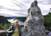 Anna Lena Dörr an der Loreley Statue im Biergarten auf dem Loreley Felsen.