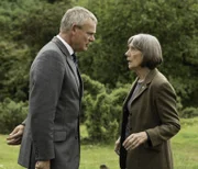 (7. Staffel) - Um Martins (Martin Clunes, l.) Ehe zu retten, vereinbart Tante Ruth (Eileen Atkins, r.) für ihn einen Termin bei der Therapeutin Rachel Timoney. Kann diese dem verschrobenen Mann wirklich helfen?