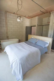 Das Schlafzimmer mit Badezimmer.