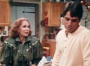 Mona (Katherine Helmond, l.) und Tony (Tony Danza) diskutieren aus, ob sie Angela etwas von ihrem nächtlichen Liebesgeflüster sagen sollen ...