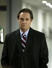 Um Martha in der FBI-Ermittlung um die Wanze im Büro von Frank Gaad (Richard Thomas) zu entlasten, ist Philip bereit, Morde zu begehen ...