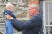 Ruth, Louisa und sogar Margaret machen sich Sorgen um Doc Martin (Martin Clunes, r.). Dieser zieht sich immer mehr zurück, schläft schlecht und unternimmt nichts, um seiner Phobie vor Blut Herr zu werden ...