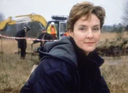 Dr. Samantha Ryan (Amanda Burton) taucht immer tiefer in den Fall ein und stellt fest, dass auch die Polizei in die Sache verstrickt ist...