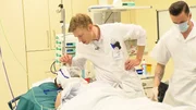 Im Unfallkrankenhaus Berlin arbeitet ein hochqualifiziertes Team aus Medizinern und Pflegekräften. Sie versorgen täglich bis zu 200 Notfälle. Und das bei oftmals 24 Stunden-Schichten und Wochenendbereitschaften ...