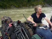 NDR Fernsehen EXPEDITIONEN INS TIERREICH, "Expedition Himalaja - Im Dschungel der Raubkatzen", am Mittwoch (23.10.13) um 20:15 Uhr.
Tierfilmer Gordon Buchanan fährt seine Ausrüstung den Fluss hinauf.