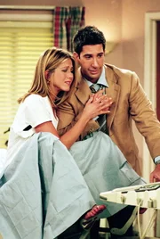 Rachel (Jennifer Aniston, l.) und Ross (David Schwimmer)