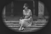 Gefangen in einer unglücklichen Ehe versinkt Norma (Ivy Close) oftmals in nostalgischen Gedanken an ihr früheres Leben.Zur ARTE-Sendung La Roue (2/2) Gefangen in einer unglücklichen Ehe versinkt Norma (Ivy Close) oftmals in nostalgischen Gedanken an ihr früheres Leben. © JĂ©rĂ´me Seydoux/PathĂ© Foto: Arte