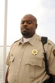 Der Gefängniswärter Craig (Chi McBride) muss vier Häftlinge auf ihrer Überfahrt zu einer Insel begleiten, wo sie bei einem Arbeitseinsatz die Strände reinigen sollen. Doch dabei starten die Gefangenen einen Fluchtversuch.