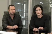 Als Jane (Jaimie Alexander, r.) und Weller (Sullivan Stapleton, l.) Avery die Wahrheit über ihren Adoptivvater mitteilen, bricht für das Mädchen eine Welt zusammen ...