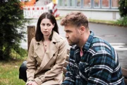 Sina (Valea Scalabrino) verteidigt ihre Liebe zu Luke vor dem getroffenen Bambi (Benjamin Heinrich).