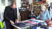 Modedesignerin Gabriele Stengel (r.) in ihrem Laden.