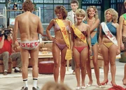 "So isses" (1984 bis 1989) mit Jürgen von der Lippe (2.v.l.), der ein Geschenk seiner Fans anprobiert hat.