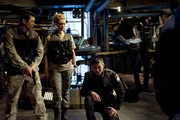 Colonel Telford (Lou Diamond Phillips), Tamara (Alaina Huffman), und Matthew (Brain J. Smith, v. li.). Hinten: Nicholas (Robert Carlyle). Foto: © Carole Segal/Syfy © Tele München Fernseh GmbH. © 2009 MGM GLOBAL HOLDINGS INC. ALL RIGHTS RESERVED.