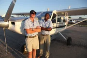 Ohne Radar und Autopilot fliegen die Buschpiloten (Namen nicht bekannt) durch die Wildnis Afrikas und bringen Touristen oder wichtige Luftfracht ins Okavangodelta und die Kalahari Wüste. Dabei müssen die jungen Piloten Nerven aus Stahl beweisen, denn mit jedem Flug setzen sie ihr Leben aufs Spiel.