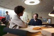Lenora Rauch (Maria Schrader) kommt zu Tischbier (Alexander Beyer) in die Zentrale der Friedensbewegung. Sie spricht mit Tischbier über den Umgang mit Alex Edel.