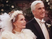 Max (Leslie Nielson, r.) träumt von einer romantischen kirchlichen Trauung mit Mona (Katherine Helmond, l.).