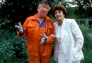 Müllmann Campe (Heinz Reincke) und Anwaltsgattin Lydia Tanner (Nicole Heesters).