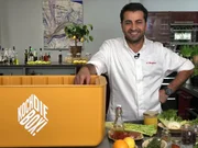 In "Koch die Box!" treten pro Folge drei kochenthusiastische Paare in einer Challenge gegeneinander an. In ihren eigenen Küchen sollen aus raffinierten und unbekannten Kochboxen echte Feinschmecker-Menüs zubereitet werden. Zusammengestellt werden diese zum Beispiel von Ali Güngörmüs.