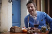 Die Serie mit Jamie Oliver ist ein einziges Abenteuer. In jeder Folge erforscht der Kult-Koch die Küche eines anderen Landes und macht dabei aufregende Entdeckungen. Zunächst lernt er in Marrakesch eine völlig andere Esskultur kennen. In Griechenland fischt er das erste Mal in seinem Leben mit einem Speer. In Andalusien kocht er die größte Paella der Welt und in Frankreich freundet er sich mit einem Trüffelschwein an. Auf seinen Reisen lernt Jamie Oliver zudem eine Reihe anderer Köche kennen, die unter anderem in Cafés, Gasthäusern, loklaen Restaurants und selbst in herkömmlichen Küchen von ganz normalen Leuten ausgezeichnetes Essen zubereiten. Hier ist er in Frankreich.