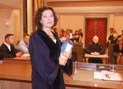 Richterin Dr. Ruth Herz führt die Verhandlungen objektiv, souverän und einfühlsam. Sie deckt die Geschichte hinter der Tat auf und versucht mit ihren Urteilen, Jugendlichen eine Chance zu geben.