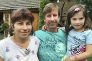 Dorit, Udo und ihre Tochter Josefina freuen sich auf den Start ins neue Gartenjahr.
Dorit Osses, Udo Romanowski und Josefina Osses (v.l.).
(Foto für die Folgen 1-4)
(Foto für die Folgen 1-4 verwendbar)