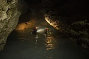 Mit einem Action-Guide kann man einen spannenden Tauchgang in einer Höhle unternehmen