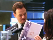 Bei der Leiche wird ein Hundehaar gefunden. Es ist für Detective Taylor (Gary Sinise) nur eine Frage der Zeit, bis er das Tier und seinen Besitzer ermittelt hat.