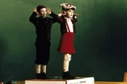 Die Trollkinder Peter (Calle Torén) und Petra (Ebba Sojé Bergren, re.) singen begeistert in der Klasse mit.