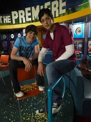 L-R: Drake Parker (Drake Bell), Josh Nichols (Josh Peck)