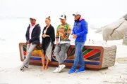 Die Jury (v.l.) Xavier Naidoo, Oana Nechiti, Pietro Lombardi und Dieter Bohlen am dritten Set des Auslands-Recalls am berühmten Strand von Camps Bay.