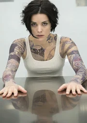 Als sich herausstellt, dass jedes Teil des Tattoos auf ihrem Körper auf ein Verbrechen hinweist, das zu lösen ist. Machen sich Jane (Jaimie Alexander) und das FBI an die Aufklärung und auf die Suche nach ihrer rätselhaften Herkunft ...