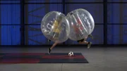 Beim Bubble Football geht es um elastische Kollision und Impulsübertragung. Und um Spaß natürlich.