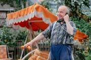 Hochprofessionelles Telefonmanagement!
Bauer Alois (Heinz-Josef Braun) spricht gleichzeitig auf beiden Apparaten und löst damit alle Probleme!
