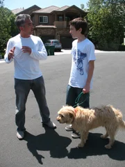 Collie-Mischling Tobi musste einen Monat in einer psychiatrischen Hundeklink verbringen, da er ständig seine Besitzer angriff. Auf Gäste ist der Hund jedoch nach wie vor nicht gut zu sprechen. Hundetrainer Cesar Millan (l.) will das ändern.