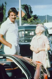 Magnum (Tom Selleck) mit einer alten Dame (Georgia Schmidt)