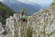 Am Grünsteinklettersteig machen sich die Bergretter auf die Suche nach einem verunglückten Bergwanderer.