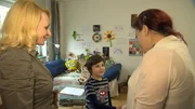 Amanda (r.) besucht Olena und deren Sohn Richard.
