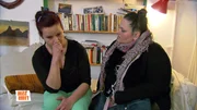 Erika,li. ist verzweifelt und will sich von ihrer Freundin Steffi,re. Geld leihen.