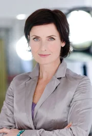 Wahre Geschichten aus einem überraschenden Blickwinkel: Moderatorin Petra Glinski präsentiert in "Süddeutsche TV Thema" überraschende, emotionale und besondere Geschichten ...