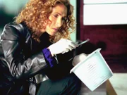 Detective Stella Bonasera (Melina Kanakaredes) nimmt sich den Staubbeutel vor. Wird sie fündig und einen Beweis für den Mord entdecken?