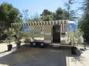 Tiny House Hunters Season3 EP Simply Downsizing, Tiny House Hunters Staffel3 EP Decrescendo
Our homebuyer, Mark with friend Julie (R) and realtor Dianna tour this tiny yellow house. Located in Carpintera, CA, as seen on Tiny House Hunters.