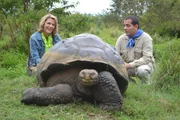 Marietta Slomka mit Mathias Espinosa vom Nationalpark Galapagos