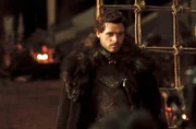 Robb Stark (Richard Madden) möchte die Freilassung seiner Schwestern, die Ăberbringung des Leichnams seines Vaters nach Winterfell und die Unabhängigkeit des Nordens von dem Thron..