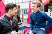 Valentin (Aaron Koszuta, r.) wird nachdenklich, als Paco (Milos Vukovic) ein gutes Wort für Ringo einlegt.
