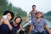 Pascal Nufer mit der Familie seiner Haushälterin CG auf einem Seitenarm des Jangtse